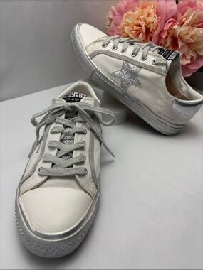 Vintage Havona Women’s 8 White Sneakers with Gray Laces #706